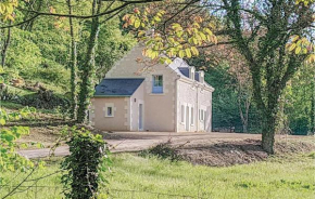 Отель Two-Bedroom Holiday Home in Cravant les Coteaux  Краван-Ле-Кото
